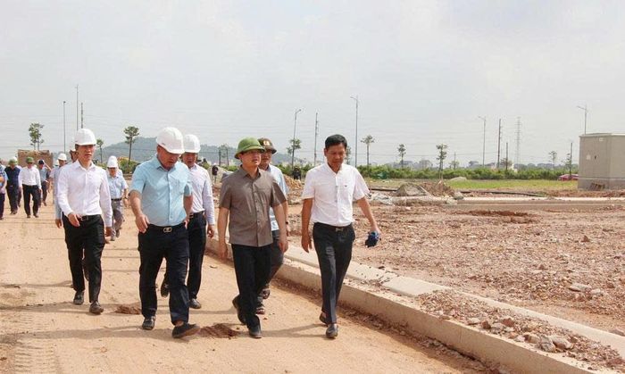  Đồng chí Phạm Hoàng Sơn cùng đoàn công tác kiểm tra dự án khu tái định cư Đông Cứu 1. 