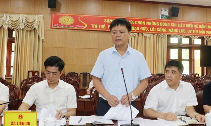  Đại diện xã Tiên Du đề nghị tỉnh xem xét một số kiến nghị của địa phương. 