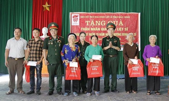  Các đồng chí lãnh đạo Hội Hỗ trợ gia đình liệt sĩ tỉnh Bắc Ninh trao quà cho thân nhân liệt sĩ. 
