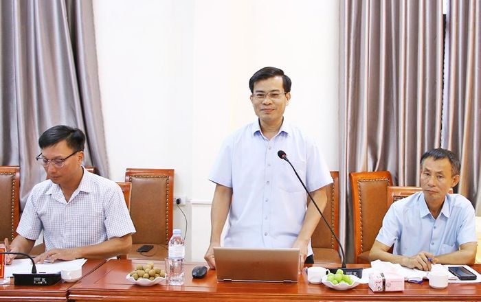  Đồng chí Lương Văn Nghiệp, Phó Giám đốc Sở Tài chính trao đổi các giải pháp đẩy mạnh giải ngân vốn đầu tư công từ nay đến cuối năm tại 7 xã. 