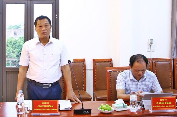  Đồng chí Cao Văn Hoàn, Bí thư Đảng ủy xã Biển Động trao đổi về các giải pháp thực hiện các nhiệm vụ phát triển kinh tế - xã hội của địa phương. 