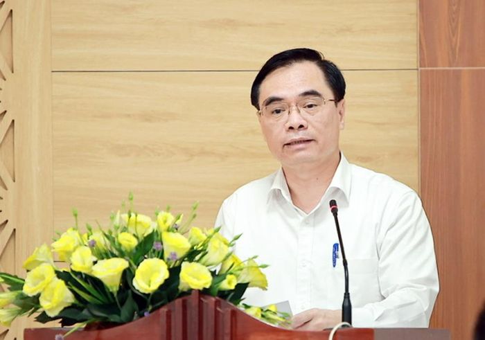  Đồng chí Dương Trung Ý phát biểu tại chương trình trao kinh phí hỗ trợ. 