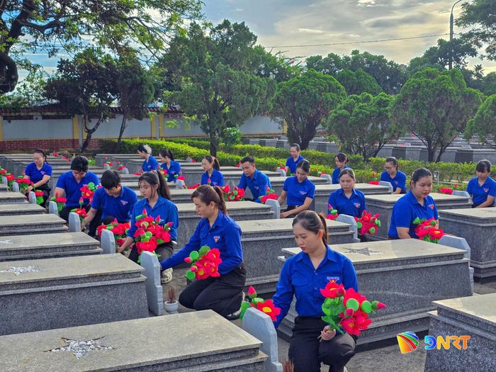 Đoàn viên thanh niên thành phố thực hiện chương trình “Hoa dâng mộ liệt sĩ” năm 2026 tại Nghĩa trang liệt sĩ thành phố. Ảnh: LAM PHƯƠNG
