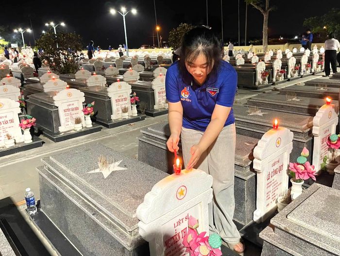 Tuổi trẻ phường Điện Bàn Tây thắp sáng những ngọn nến tri ân tại các ngôi mộ liệt sĩ, sưởi ấm anh linh những người con kiên trung, bất khuất. Ảnh: ĐVCC