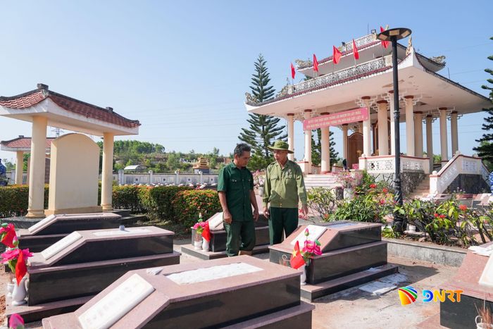 Ông Bùi Thống (bên trái) tích cực hỗ trợ thân nhân liệt sĩ khắp mọi miền đất nước xác minh thông tin tại các nghĩa trang. Ảnh: HỒ QUÂN