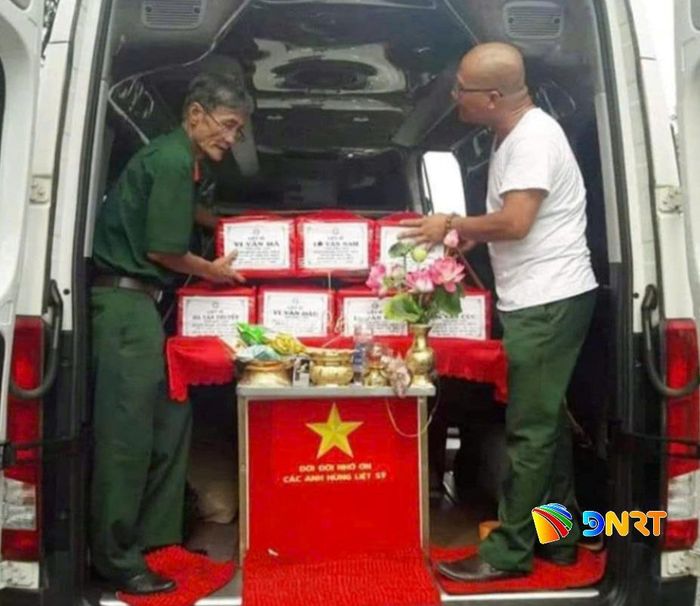 Ông Ngô Thái Phương (bên trái) trong một chuyến hỗ trợ đưa hài cốt đồng đội về quê an táng. Ảnh: Nhân vật cung cấp