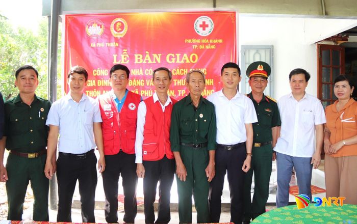 Anh Trần Đình Nam (thứ 3, bên trái sang) cùng các đơn vị bàn giao nhà mới cho cựu chiến binh Đặng Văn Ba (giữa) nhân kỷ niệm 79 năm Ngày Thương binh - Liệt sĩ. Ảnh: LAM PHƯƠNG