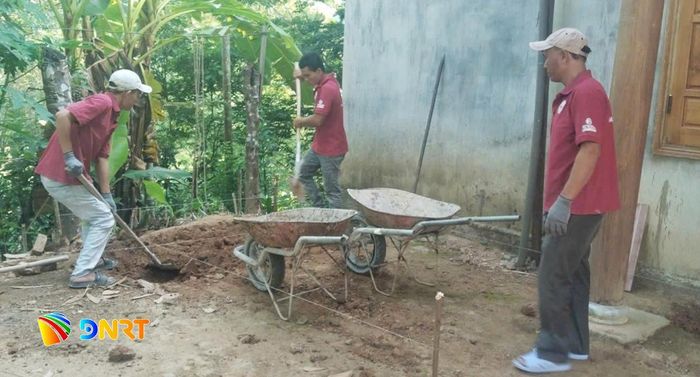 Đội thợ xây là các tình nguyện viên chữ thập đỏ được anh Nam huy động từ phường Hòa Khánh vào ở lại địa phương để tham gia xây nhà. Ảnh: NVCC
