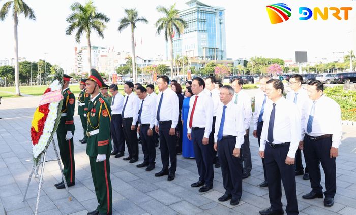 Trong không khí trang nghiêm, lãnh đạo thành phố thành kính tri ân các anh hùng liệt sĩ đã ngã xuống vì độc lập, tự do cho dân tộc. Ảnh: NGỌC HÀ