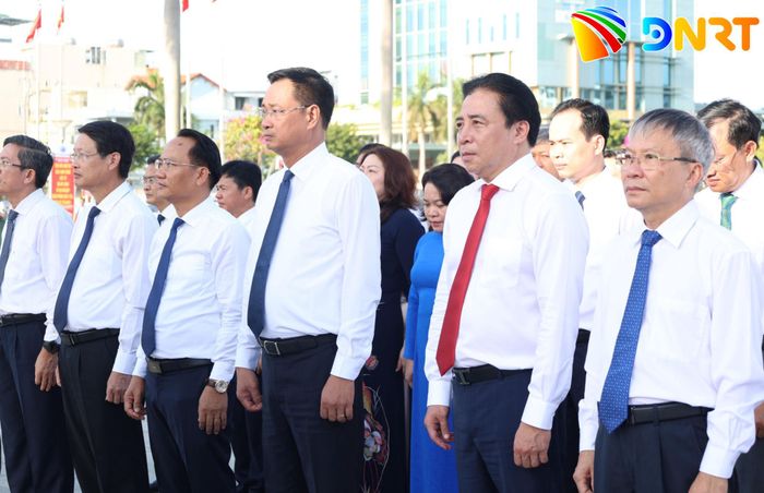 Lãnh đạo thành phố tham dự lễ dâng hương. Ảnh: NGỌC HÀ