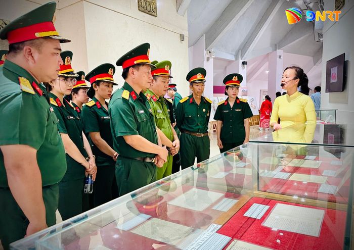 Cán bộ, chiến sĩ và du khách lắng nghe thuyết minh về kỷ vật với những câu chuyện giản dị và đầy xúc động của các thương binh, liệt sĩ trải qua trong thời chiến. Ảnh: ALĂNG NGƯỚC