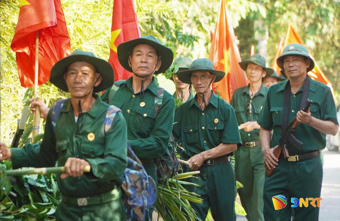 Các cựu binh trong tâm thế háo hức, xúc động như ngày về quê sau khoảng thời gian tham gia kháng chiến khắc nghiệt. Ảnh: PHAN VINH