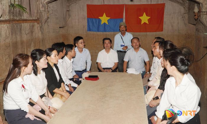 Chi bộ Văn phòng HĐND - UBND phường Hòa Khánh tổ chức sinh hoạt chuyên đề tại khu vực Hầm Chỉ huy - Khu di tích Địa đạo Kỳ Anh. Ảnh: PHAN VINH
