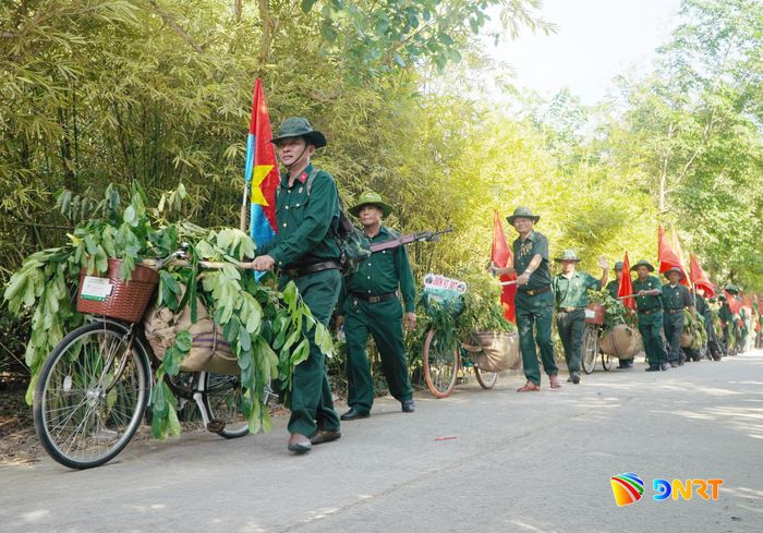 Cán bộ, đoàn viên, cựu chiến binh và người dân địa phương tái hiện hình ảnh bộ đội về làng Thạch Tân, phường Bàn Thạch sau ngày giải phóng. Ảnh: PHAN VINH