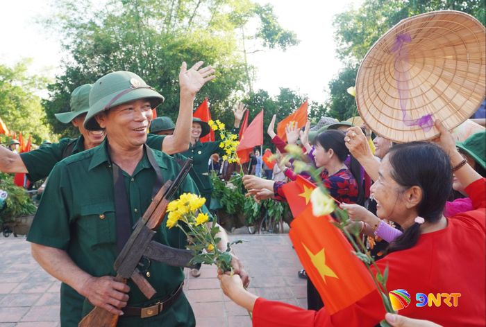 Hoạt cảnh nhân dân làng Thạch Tân vui mừng đón bộ đội trở về quê hương sau ngày giải phóng. Ảnh: PHAN VINH