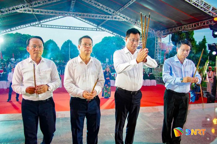 Lãnh đạo thành phố dâng hương lên đài tưởng niệm. Ảnh: BẢO LÂM
