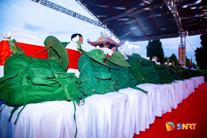 Hàng ghế đầu tiên dành cho anh linh các anh hùng liệt sĩ với những chiếc balo, mũ tai bèo và bông cúc trắng. Ảnh: BẢO LÂM