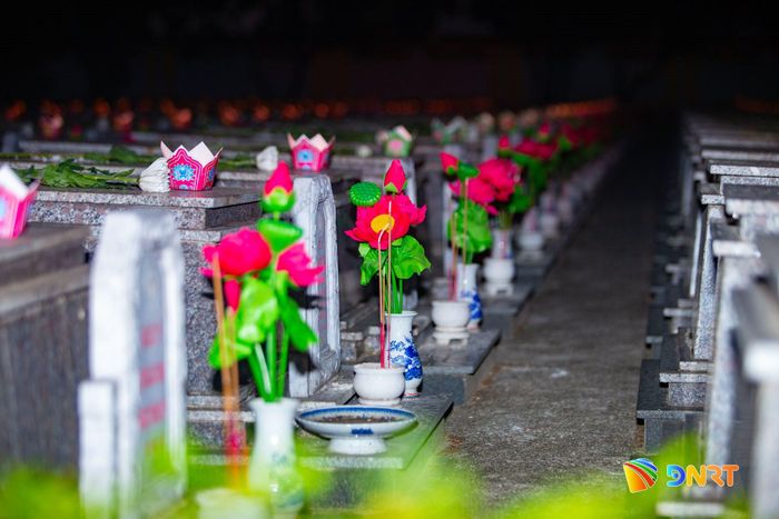 Mỗi ngọn nến, đóa hoa tươi thắm đặt lên các phần mộ liệt sĩ như những lời tri ân sâu nặng, là sự tiếp nối truyền thống, là lời nhắc nhở mỗi người trẻ hôm nay phải sống, học tập, lao động và cống hiến xứng đáng với sự hy sinh cao cả của các thế hệ đi trước. Ảnh: BẢO LÂM