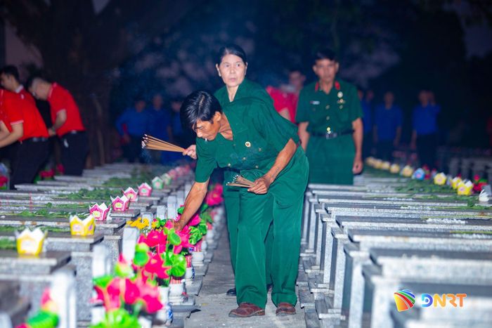 Các cựu chiến binh thắp hương tại phần mộ các anh hùng liệt sĩ. Ảnh: BẢO LÂM