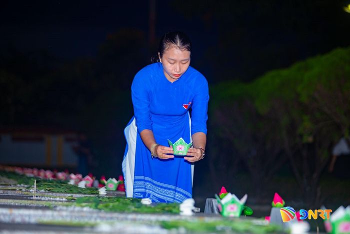 Đoàn viên, thanh niên thành phố Đà Nẵng thắp nến tri ân tại từng phần mộ liệt sĩ. Ảnh: BẢO LÂM