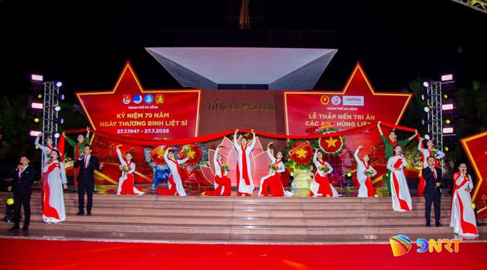 Chương trình nghệ thuật kỷ niệm 79 năm ngày Thương binh - Liệt sĩ tại buổi lễ. Ảnh: BẢO LÂM