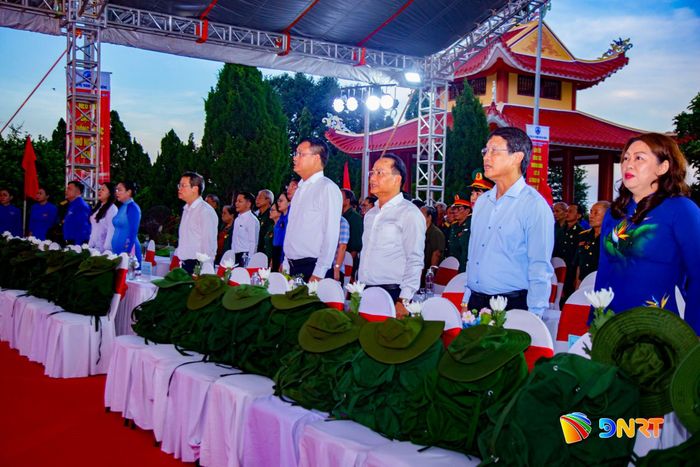 Trong không khí trang nghiêm, lãnh đạo thành phố và đại biểu dành phút mặc niệm, thành kính tưởng nhớ Chủ tịch Hồ Chí Minh, các anh hùng liệt sĩ, đồng chí, đồng bào đã anh dũng chiến đấu, hy sinh vì độc lập, tự do của Tổ quốc và hạnh phúc của nhân dân. Ảnh: BẢO LÂM