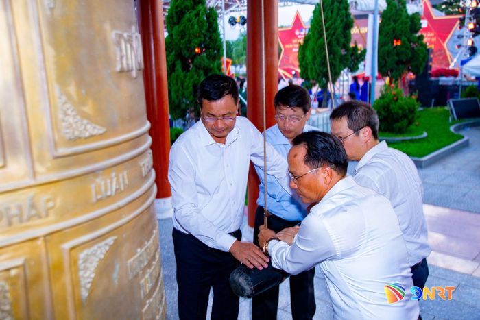 Thường trực Thành ủy thỉnh chuông tại Lễ thắp nến tri ân các anh hùng liệt sĩ năm 2026 nhân kỷ niệm 79 năm ngày Thương binh - Liệt sĩ (27/7/1947 - 27/7/2026). Ảnh: BẢO LÂM