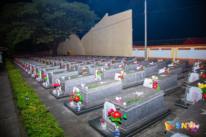 Nghĩa trang Liệt sĩ thành phố được tuổi trẻ Đà Nẵng chỉnh trang, chăm sóc và thay mới bát hương, bình hoa trên các phần mộ. Ảnh: BẢO LÂM