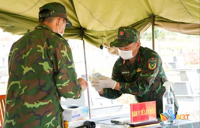 Công tác bảo quản, rà soát thông tin định danh được ghi trên hộp chứa mẫu ADN liệt sĩ được đội ngũ số hóa thực hiện cẩn trọng. Ảnh: HỒ QUÂN