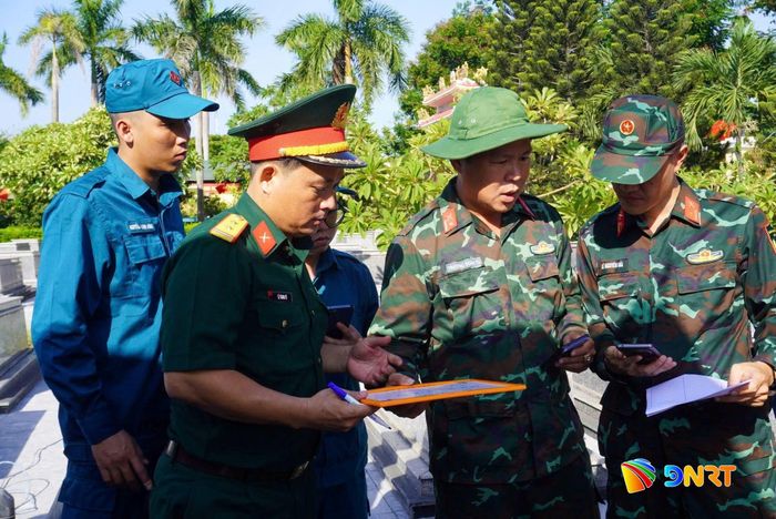 Các thành viên thực hiện nhiệm vụ số hóa trong Tổ lấy mẫu ADN liệt sĩ phường Ngũ Hành Sơn đang thực hiện nhiệm vụ tại Nghĩa trang liệt sĩ Hòa Quý. Ảnh: NGÂN KHÁNH