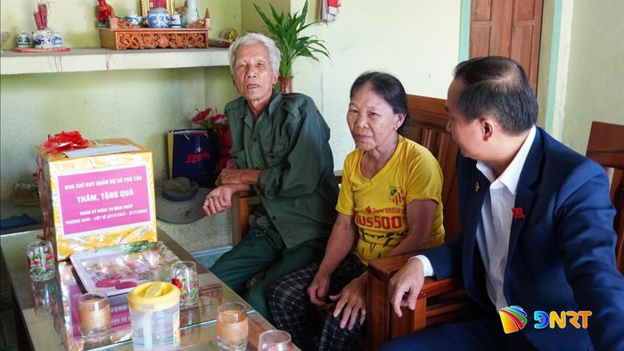Gia đình thương binh Cao Xuân Vinh đón nhận sự quan tâm của lãnh đạo xã Trà Tân. Ảnh: D.LỆ