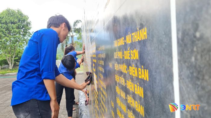 Đoàn viên thanh niên tại xã Trà Tân chăm sóc những nhà bia ghi danh anh hùng liệt sĩ trong khuôn viên di tích. Ảnh: D.LỆ