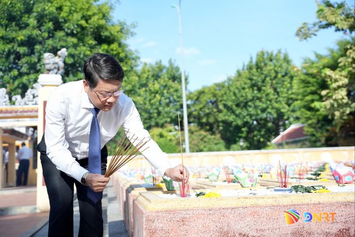 Phó Bí thư Thành ủy Ngô Xuân Thắng thắp hương tại Nghĩa trủng Hòa Vang. Ảnh: T.CÔNG