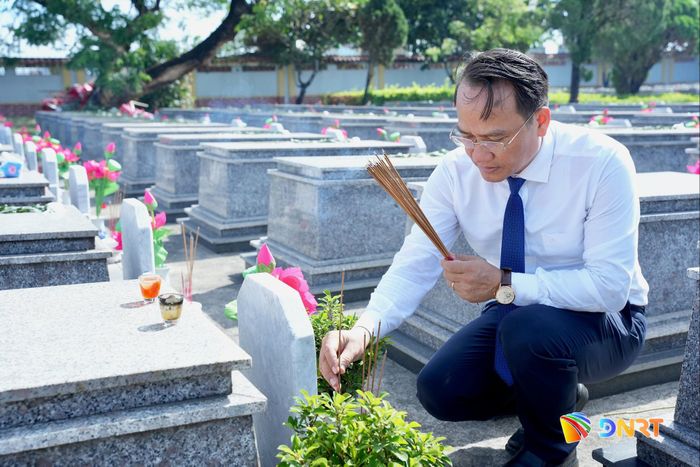 Phó Bí thư Thành ủy Nguyễn Đình Vĩnh thắp hương tại các phần mộ liệt sĩ. Ảnh: T.CÔNG