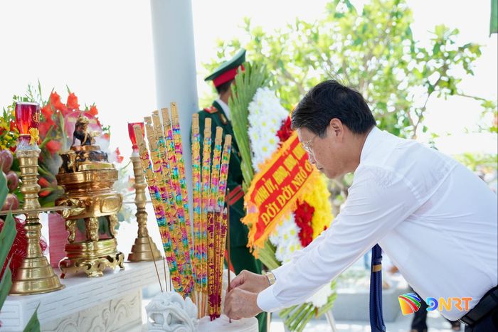 Phó Bí thư Thành ủy Ngô Xuân Thắng dâng hương tại Nghĩa trủng Phước Ninh. Ảnh: T.CÔNG
