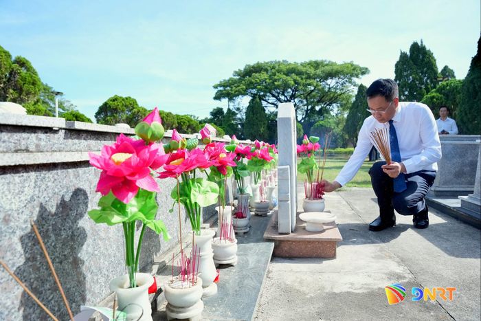 Bí thư Thành ủy Lê Ngọc Quang thắp hương tại các phần mộ liệt sĩ. Ảnh: T.CÔNG