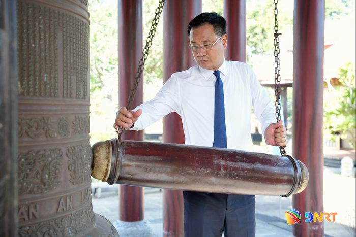 Bí thư Thành ủy Lê Ngọc Quang thực hiện nghi thức thỉnh chuông tại Đài tưởng niệm liệt sĩ Hòa Vang. Ảnh: T.CÔNG