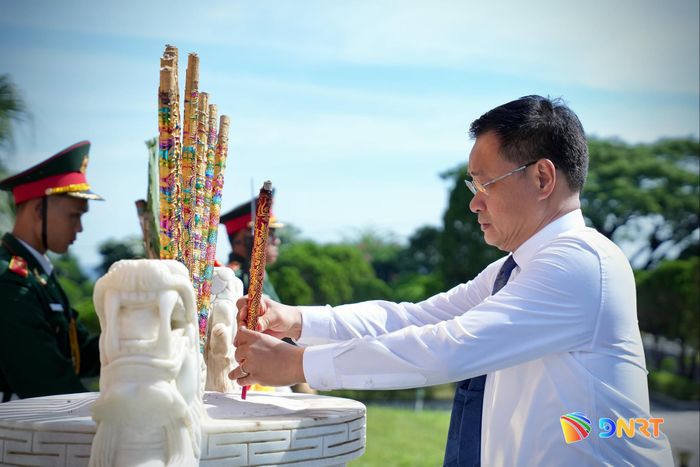 Bí thư Thành ủy Lê Ngọc Quang dâng hương tại Nghĩa trang liệt sĩ thành phố. Ảnh: T.CÔNG