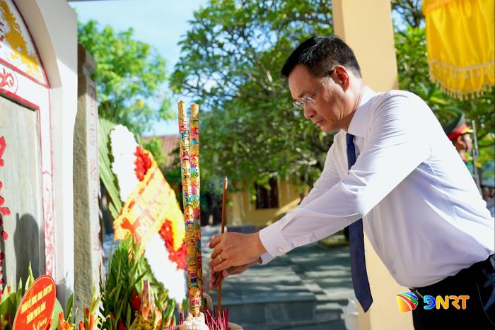 Bí thư Thành ủy Lê Ngọc Quang dâng hương tại Nghĩa trủng Hòa Vang. Ảnh: T.CÔNG