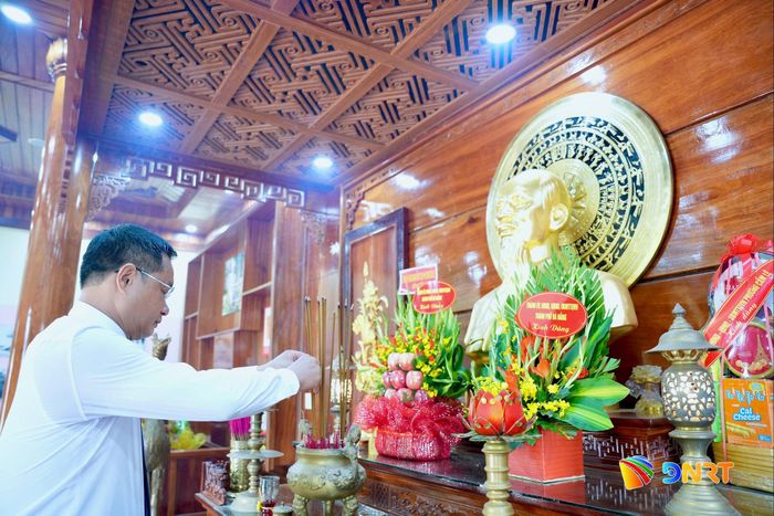 Bí thư Thành ủy Lê Ngọc Quang dâng hương tại nơi đặt tượng Bác Hồ ở khuôn viên Đài tưởng niệm liệt sĩ Hòa Vang. Ảnh: T.CÔNG