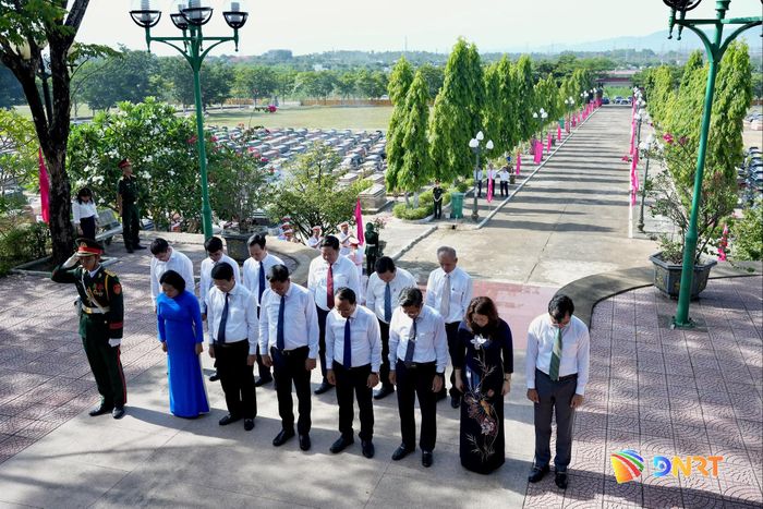 Đoàn công tác dành phút mặc niệm tại Nghĩa trang Quân khu 5. Ảnh: T.CÔNG