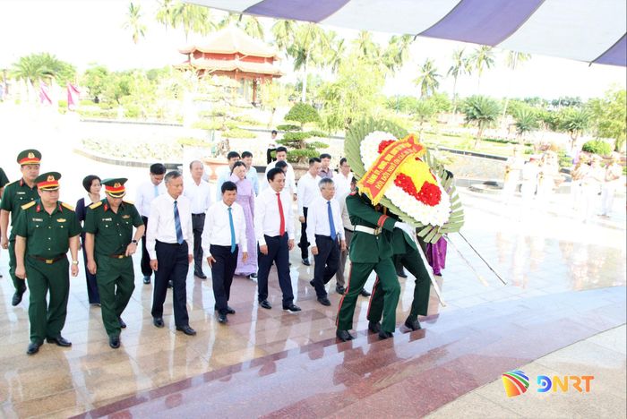 Đoàn đại biểu lãnh đạo thành phố dâng hoa tại Nghĩa trang liệt sĩ Điện Bàn. Ảnh: TRỌNG HUY