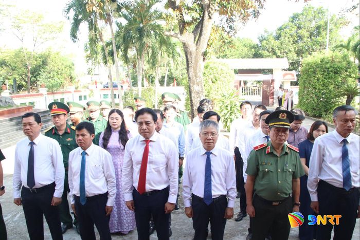 Đoàn đại biểu lãnh đạo thành phố dự lễ dâng hương tại nhà thờ Mẹ Việt Nam anh hùng Nguyễn Thị Thứ. Ảnh: TRỌNG HUY