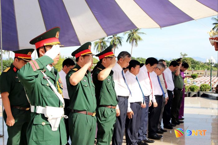 Đoàn đại biểu lãnh đạo thành phố dành phút mặc niệm tưởng nhớ, tri ân các anh hùng liệt sĩ, Mẹ Việt Nam anh hùng, chí sĩ cách mạng yêu nước. Ảnh: TRỌNG HUY