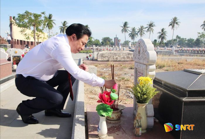 Phó Bí thư Thường trực Thành ủy Nguyễn Khắc Toàn dâng hương tại mộ Mẹ Việt Nam anh hùng Nguyễn Thị Thứ. Ảnh: TRỌNG HUY