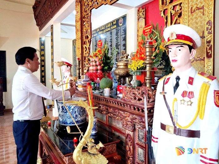Phó Bí thư Thường trực Thành ủy Nguyễn Khắc Toàn dâng hương tại Đền liệt sĩ Tiểu đoàn 76 Hải Đà. Ảnh: TRỌNG HUY