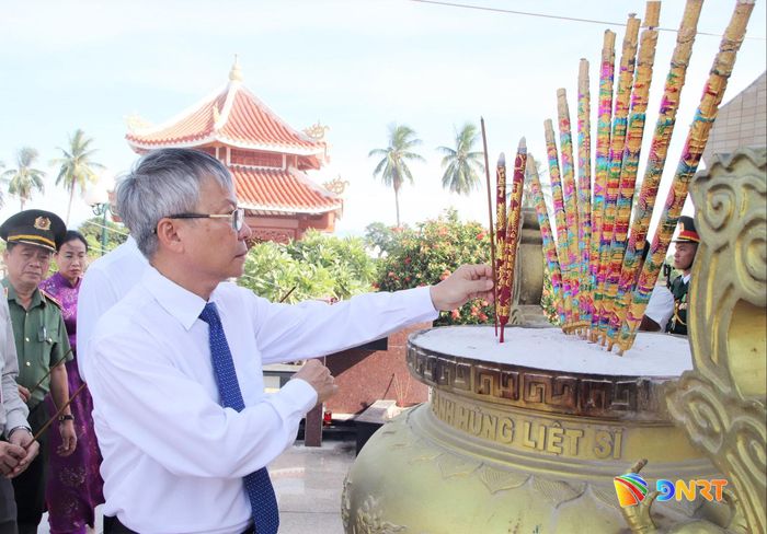 Chủ tịch HĐND thành phố Nguyễn Đức Dũng dâng hương tại Nghĩa trang liệt sĩ Điện Bàn. Ảnh: TRỌNG HUY