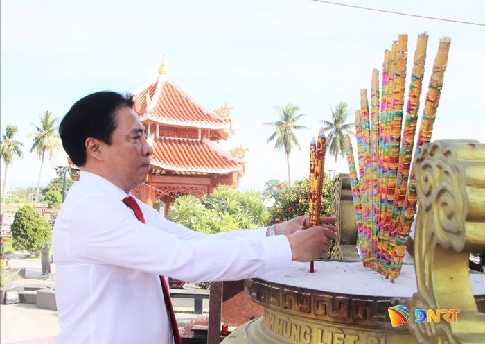 Phó Bí thư Thường trực Thành ủy Nguyễn Khắc Toàn dâng hương tại Nghĩa trang liệt sĩ Điện Bàn. Ảnh: TRỌNG HUY