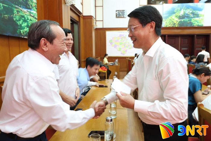 Phó Bí thư Thành ủy Ngô Xuân Thắng tặng quà cán bộ, công chức, người lao động là con thương binh, liệt sĩ. Ảnh: NGỌC HÀ