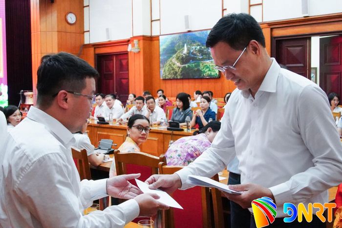 Bí thư Thành ủy Lê Ngọc Quang tặng quà cán bộ, công chức, người lao động là con thương binh, liệt sĩ. Ảnh: NGỌC HÀ
